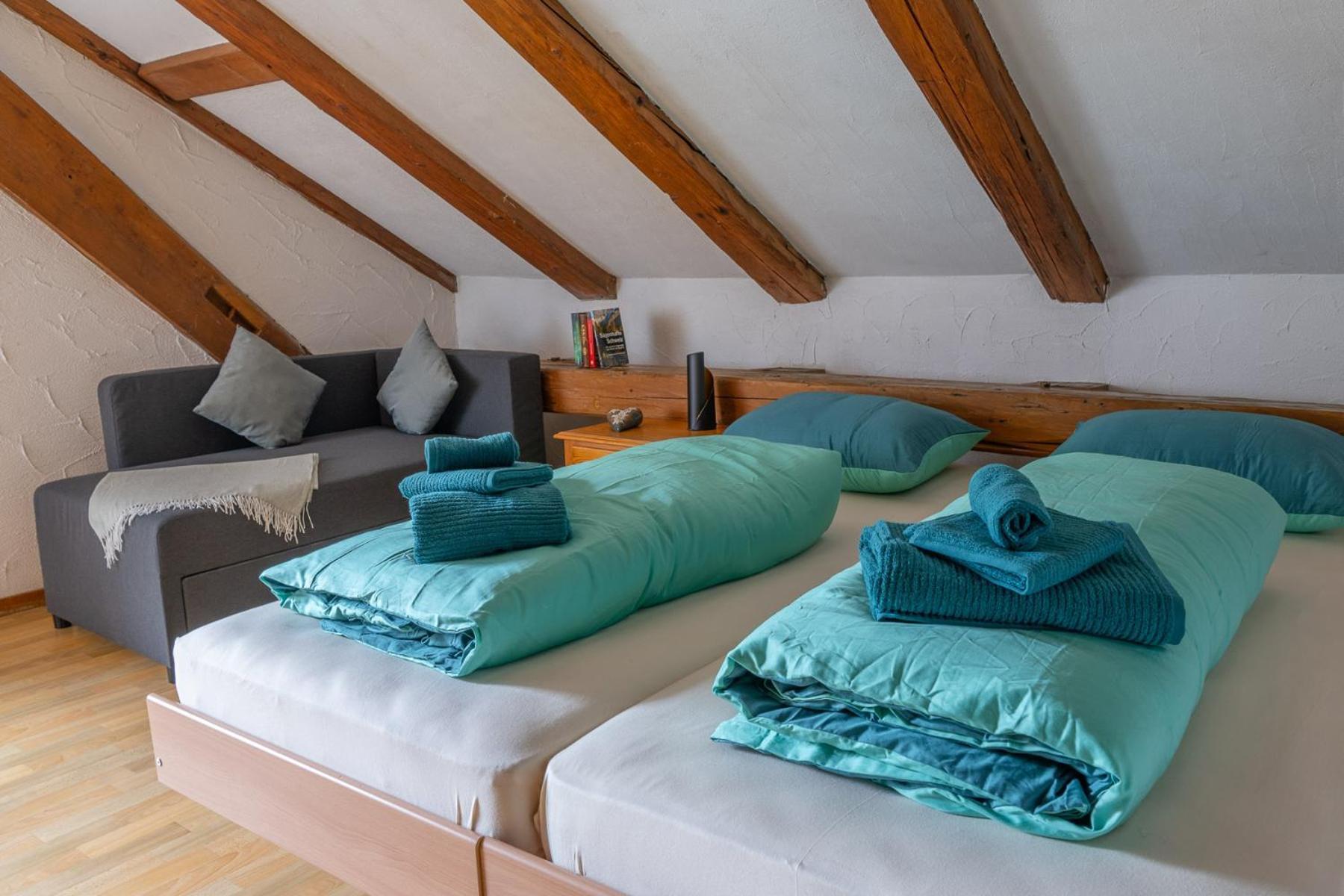 Chrona Bed & Breakfast Jenaz Zimmer foto